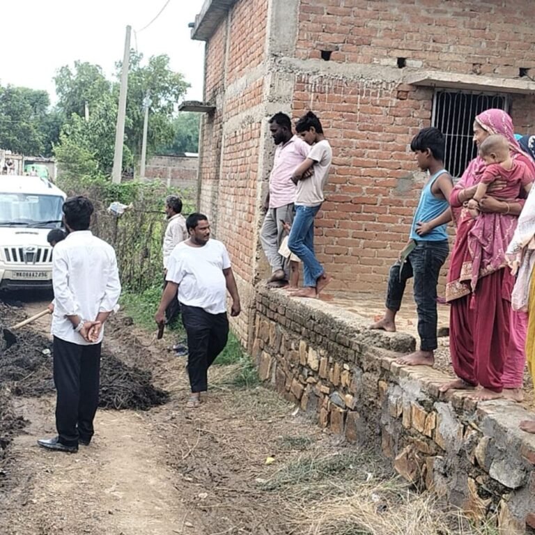 मरीज लेकर कीचड़ में फंसा वाहन, घंटों बाद ग्रामीणों ने निकाला